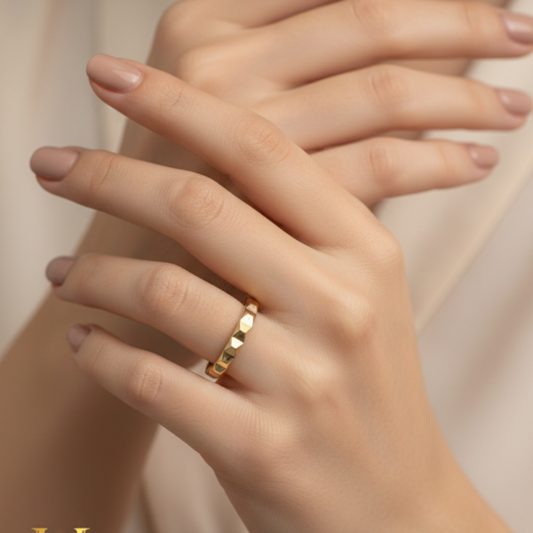 Piramit Işıltısı Yüzük